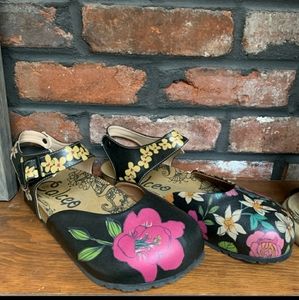 Calceo floral clogs black and pink